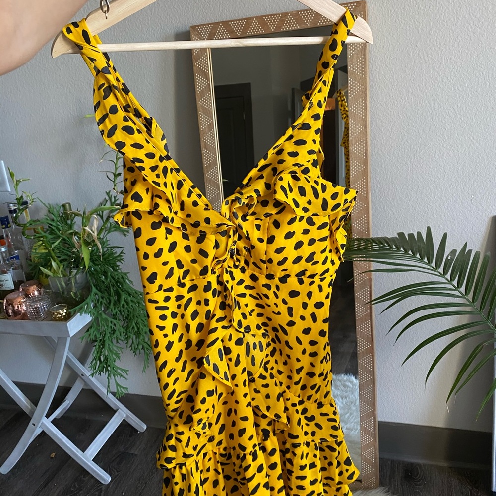Cute yellow flowy dress - Picture 2 of 3